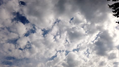 Cielo-Azul-Con-Nubes-Que-Se-Mueven-Rápidamente