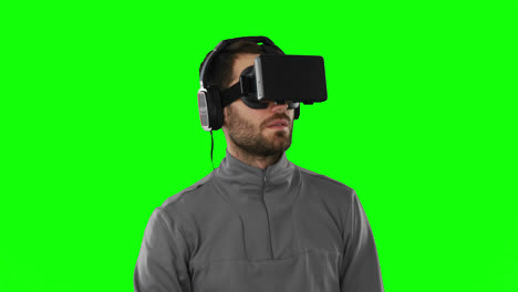 hombre usando auriculares de realidad virtual