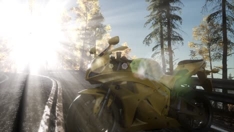 Sportbike-Auf-Drei-Straßen-Im-Wald-Mit-Sonnenstrahlen