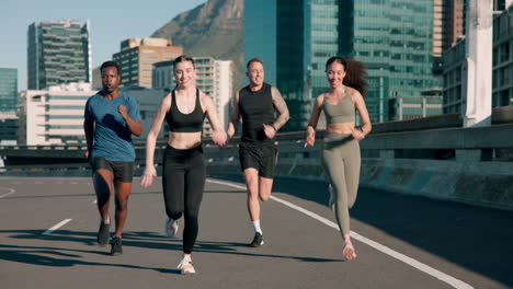 fitness, carrera o personas en la ciudad corriendo por la carretera