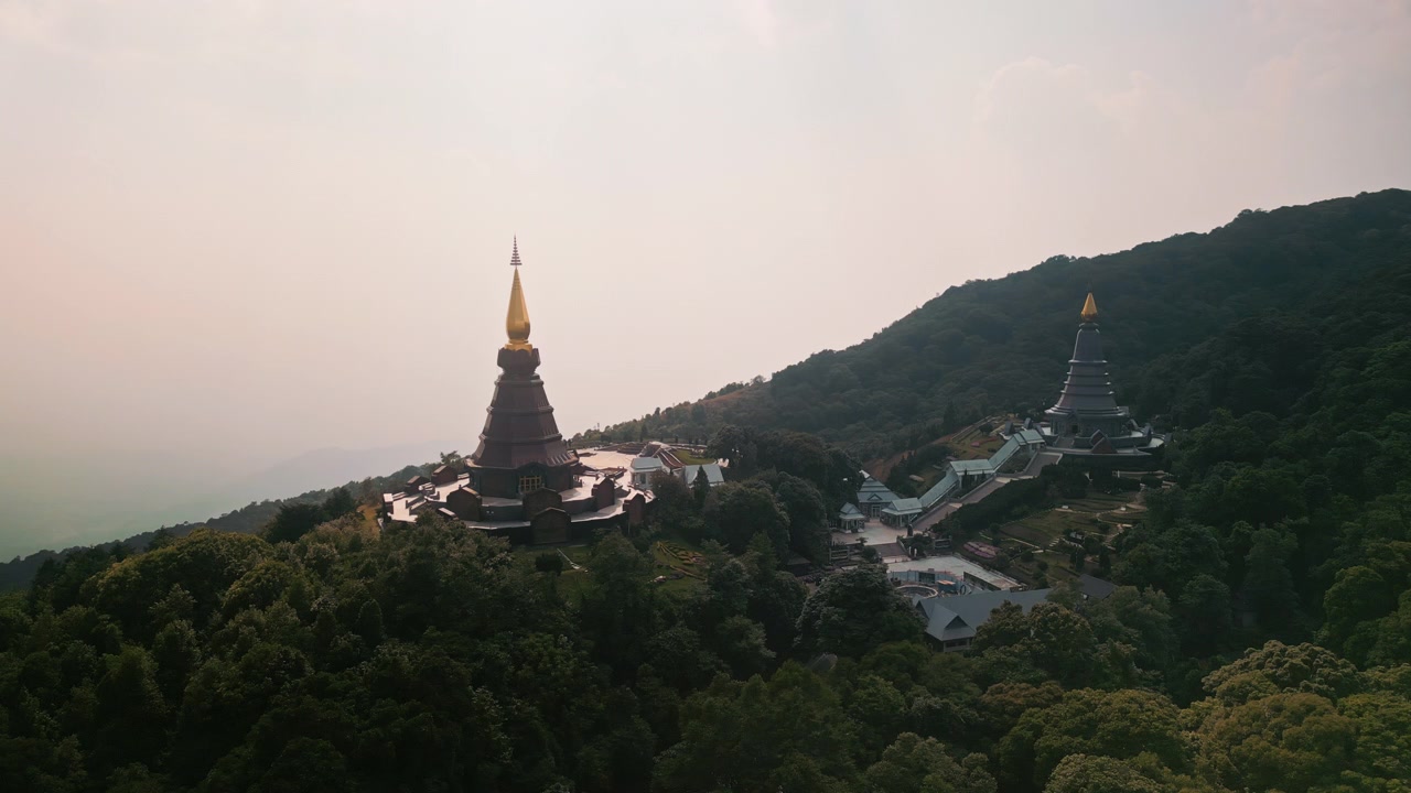 Majestætiske tvillingepagoder på Doi Inthanon-bjerget, Thailand.