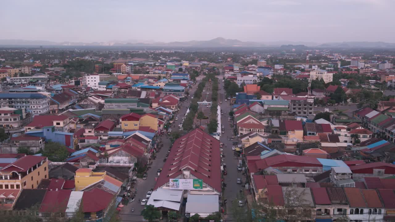 Pasar ikan Kampot dan pasar lama, desa kecil Asia di pesisir Kamboja