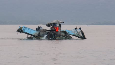 el barco purifica el agua y recoge basura y algas del agua. udaipur, también conocida como la ciudad de los lagos, es una ciudad en el estado de rajasthan en la india.