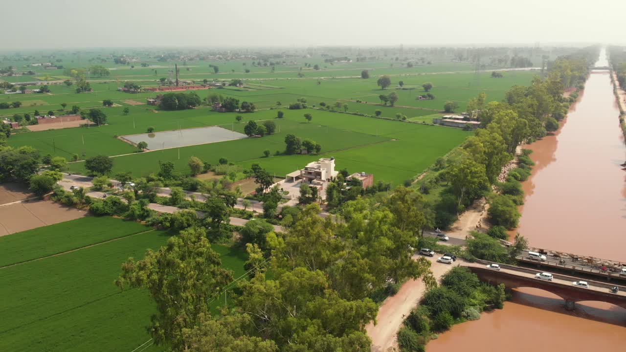 Una splendida vista dell'area agricola vicino al fiume fangoso nella provincia del Punjab