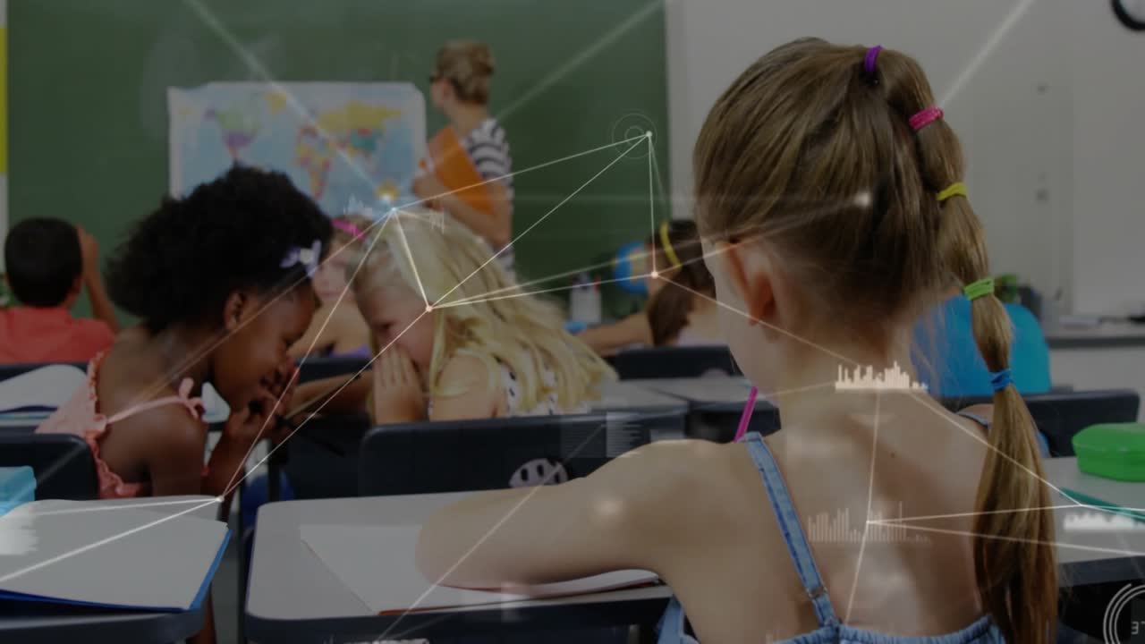 Insegnante che istruisce la classe alla lavagna con una mappa mentre la telecamera zooma su una ragazza con i capelli intrecciati che gira la testa