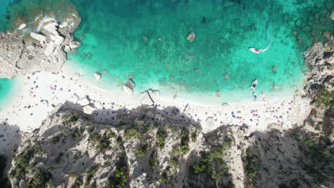 Video-Aéreo-De-Arriba-Hacia-Abajo-Del-Paraíso-Tropical-Playa-Turquesa-En-El-Mediterráneo,-Cerdeña,-Cala-Mariolu