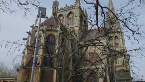 Bewölkter-Tag-Mit-Blick-Auf-Einen-Hohlen-Baum-In-Der-Ferne-Eine-Kirche