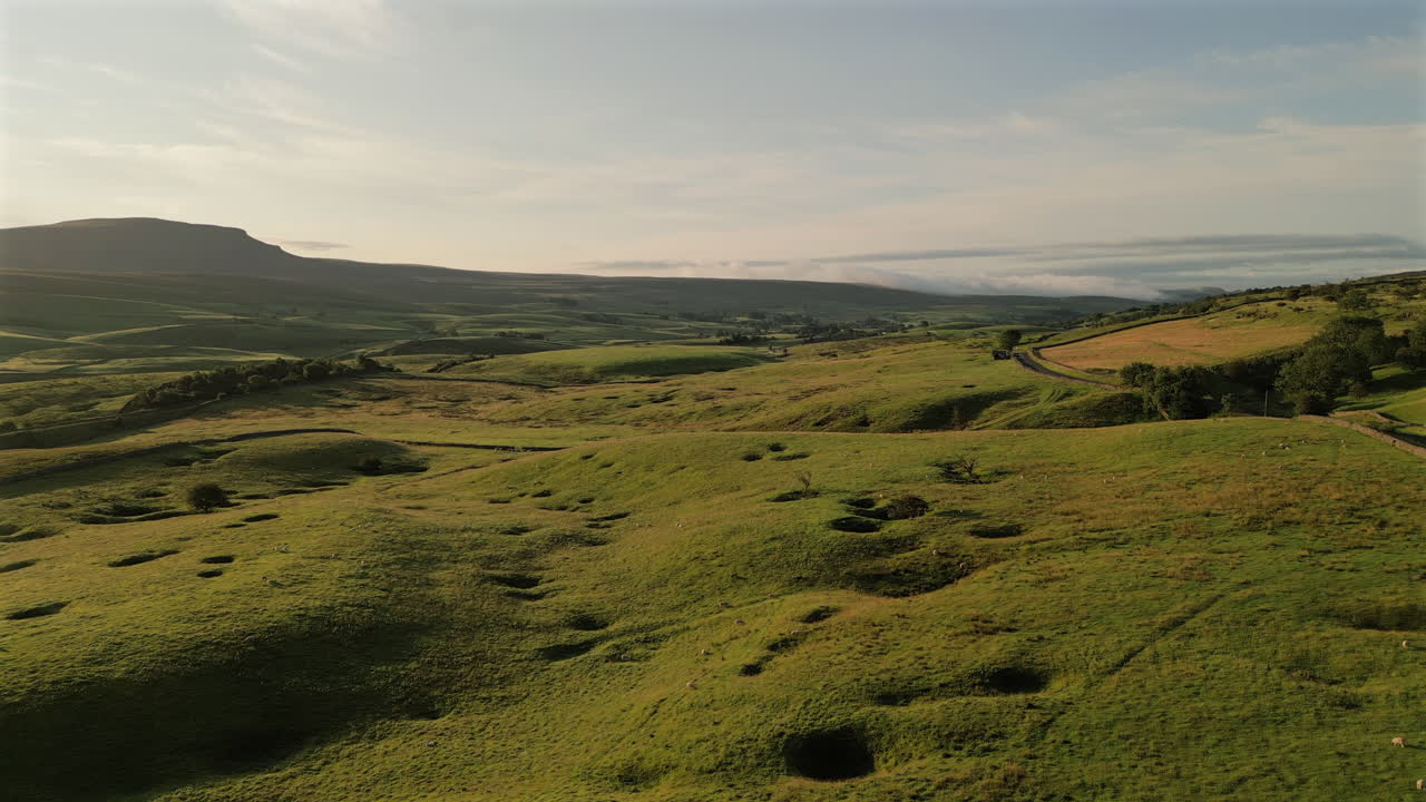 골든 아워에 요크셔  ⁇ 스 언덕과 들 위에서 낮은 드론  ⁇