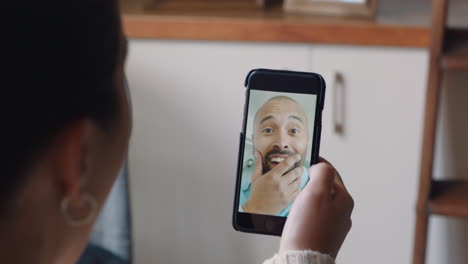 mujer joven teniendo video chat usando smartphone en casa hablando con su novio disfrutando de la conversación compartiendo estilo de vida comunicándose con el teléfono móvil