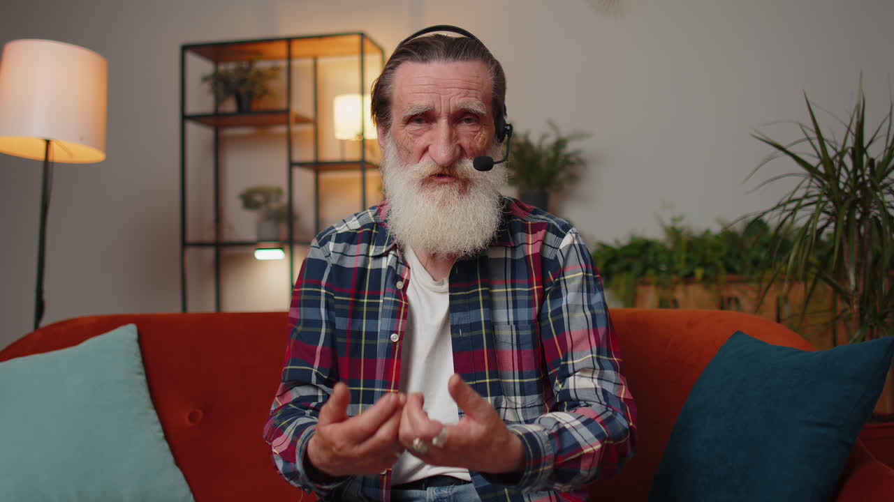 hombre mayor trabajador independiente centro de llamadas o operador de servicio de apoyo línea de ayuda hablando con el cliente