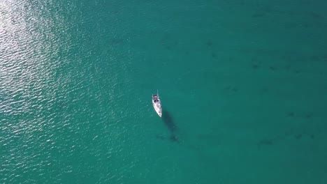 yate en aguas azules en mallorca