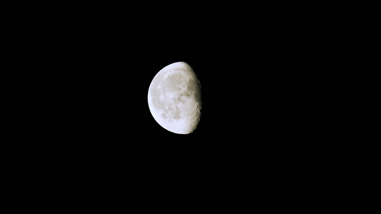 Fase da lua em close-up, gibosa minguante com crateras e terminador
