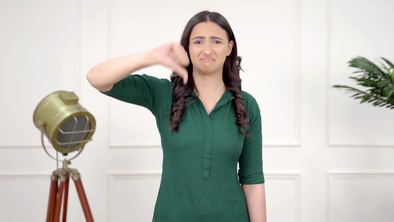 인디언 소녀가 엄지손가락을 내려놓고