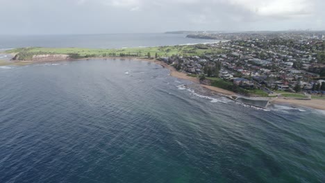 Playa-De-Pescadores-Cerca-De-Long-Reef-Headland-En-Las-Playas-Del-Norte-De-Sydney-En-Collaroy,-Australia