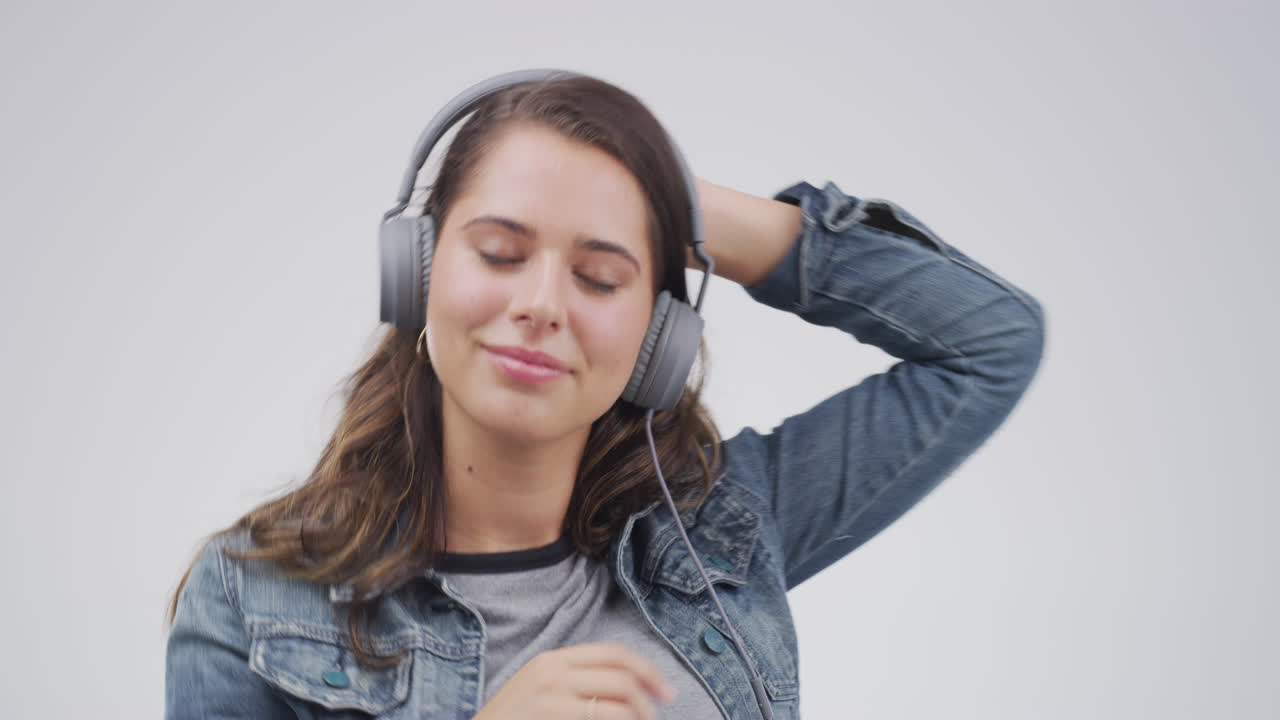 Baile de la mujer con los auriculares