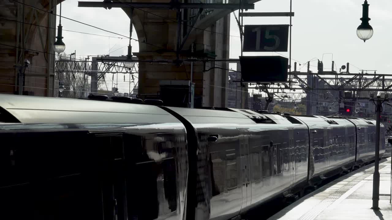 역을 떠나는 기차