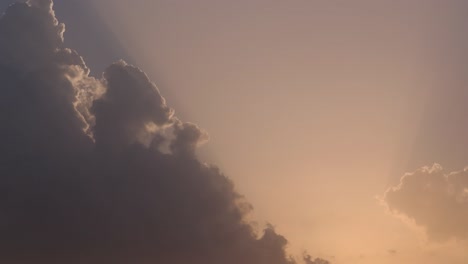 Timelapse-De-Nubes-Que-Se-Mueven-Rápidamente-Durante-El-Atardecer