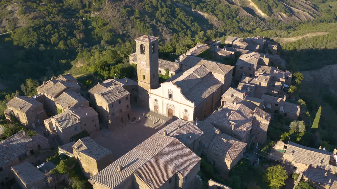 toma aérea en órbita sobre la plaza principal en civita di bagnoregio al atardecer