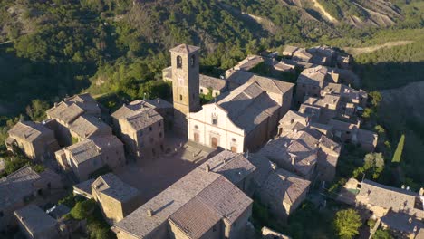 toma aérea en órbita sobre la plaza principal en civita di bagnoregio al atardecer