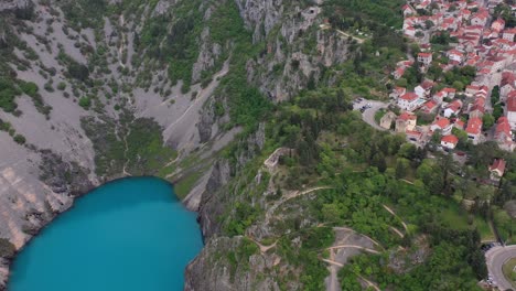 Vista-Aérea-De-Imotski,-Croacia-Al-Borde-Del-Acantilado-Con-Vistas-Al-Lago-Azul