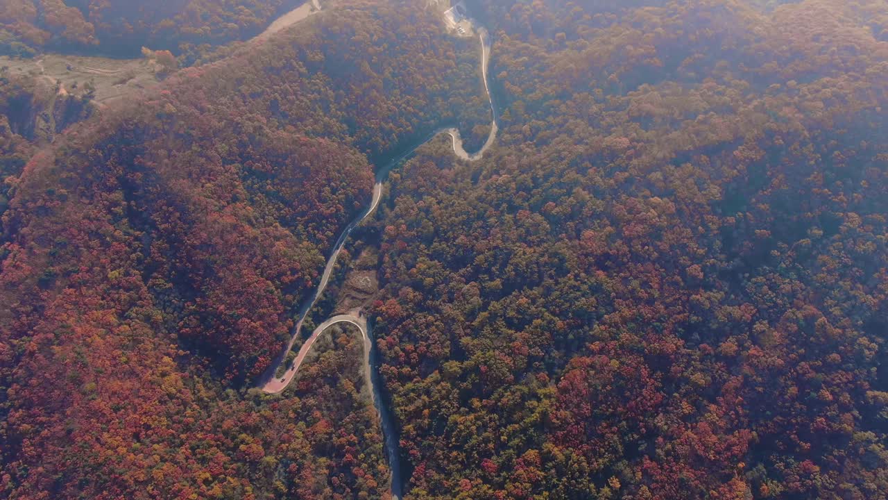 가을 산의 붉은 색 구불 구불 한 길