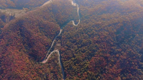 Die-Rot-Gefärbte-Kurvenreiche-Straße-Des-Herbstberges