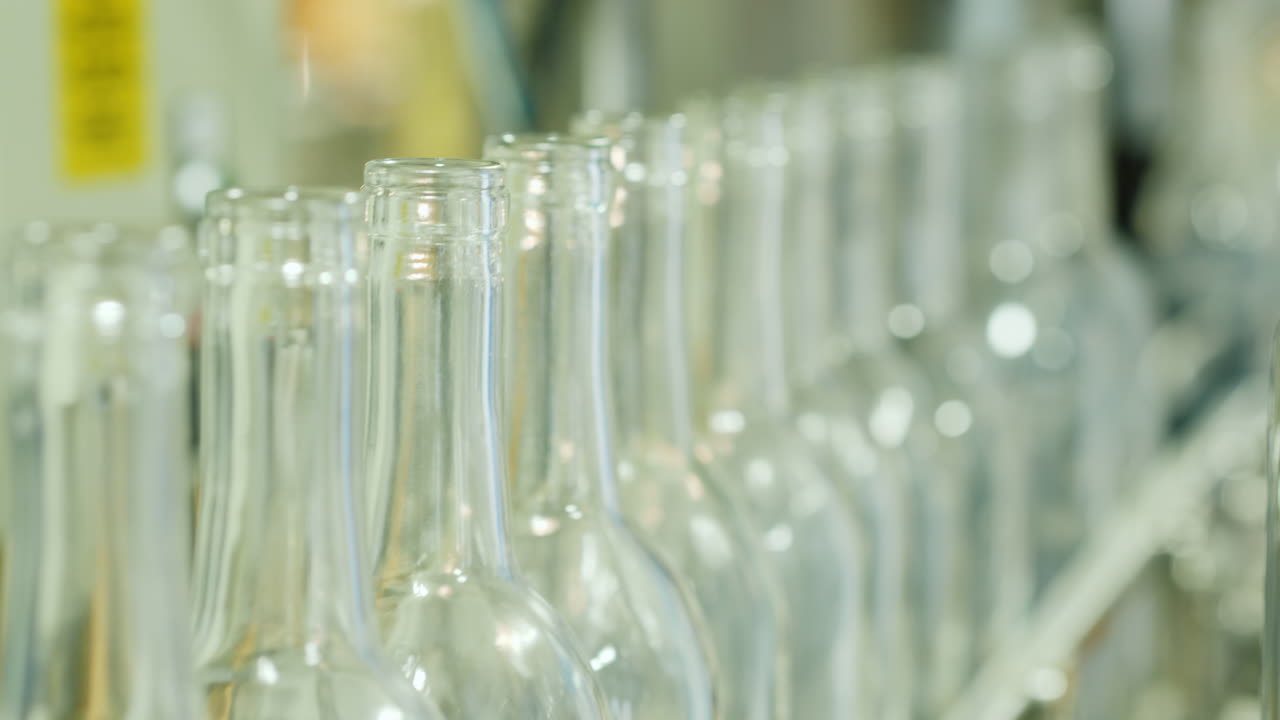 botellas de vino vacías en una cinta transportadora