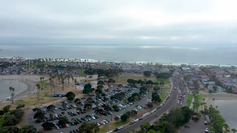 vuelo aéreo sobre mission bay hacia la montaña rusa gigante big dipper, california