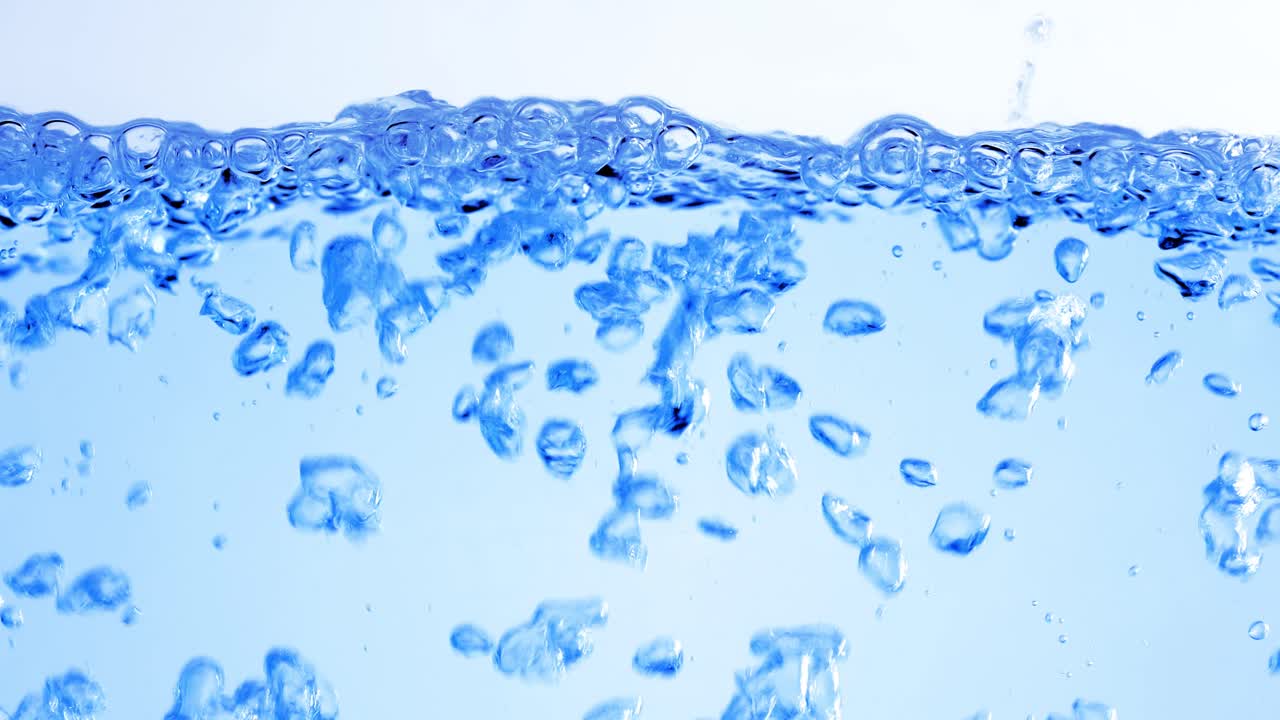 물 속의 많은 거품이 가까이에서, 느린 움직임의 거품과 함께 추상적인 물 파동