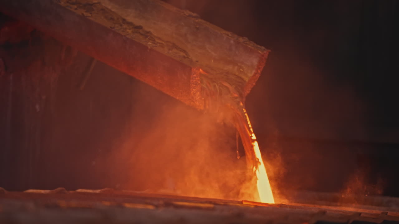 metal fundido que se vierte en el molde