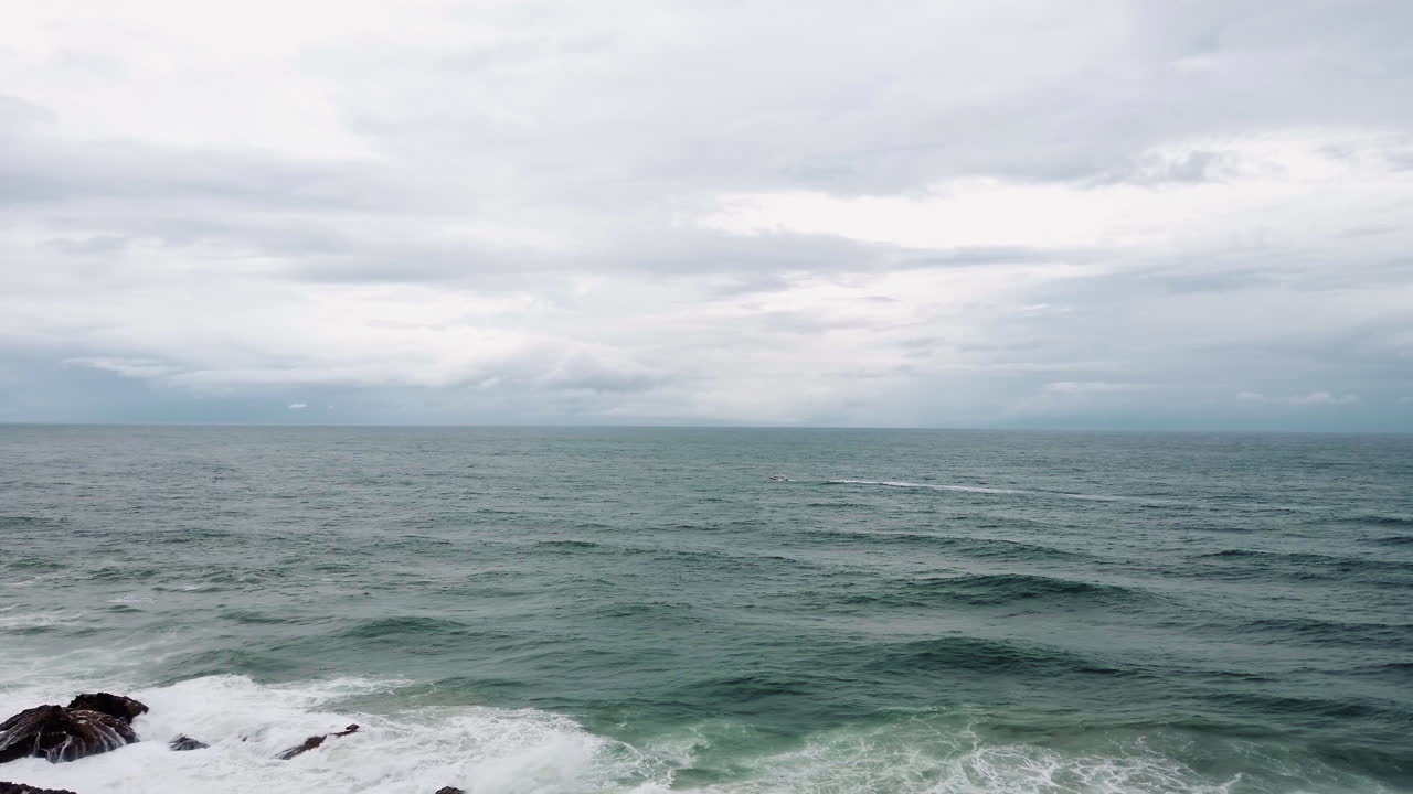 호주 포트 맥쿼리에서 흐린 하늘이 있는 푸른 잔잔한 바다의 멋진 전망 - 와이드 샷