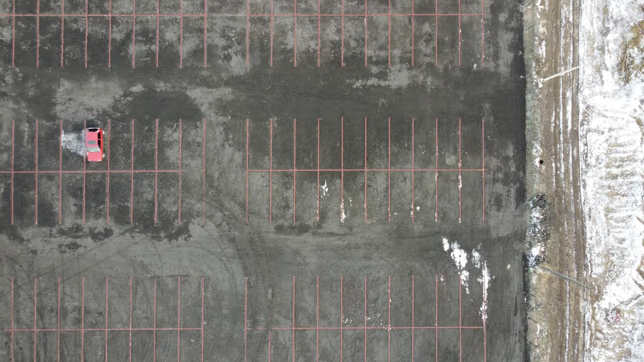 비행하는 드론에서 주차장까지의 공중 전망