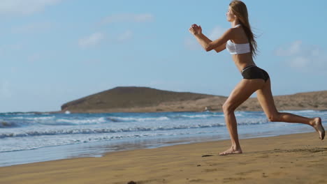 chica deportiva en una playa haciendo ejercicios de estocadas. concepto de un estilo de vida saludable