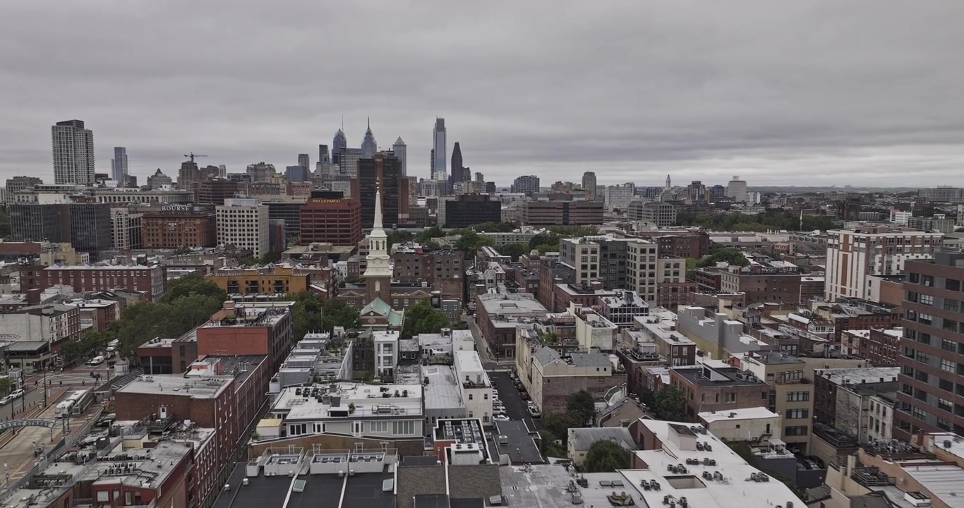 Philadelphia Pennsylvania Havadan v215 alçak geçiş, Delaware Nehri kıyısı boyunca Old City'nin yanından şehir merkezine doğru - Mavic 3 Pro Cine ile çekildi - 29 Eylül 2023