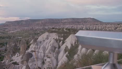 punto de vista binocular con vistas a la puesta de sol en capadocia, goreme