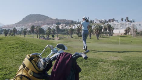 Ganzkörper,-Echtzeit-Bewegungsaufnahme,-Golferin,-Landschaftsgolfplatz,-Almeria,-Spanien