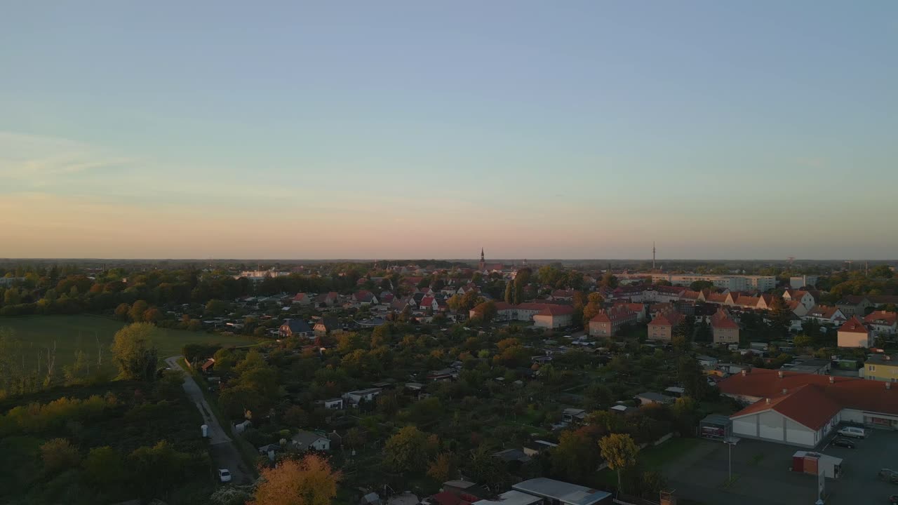 2022년 여름 나우엔 작은 마을 도시 브란덴부르크 하벨랜드 독일의 환상적인 조감도 비행 넓은 궤도 개요 드론