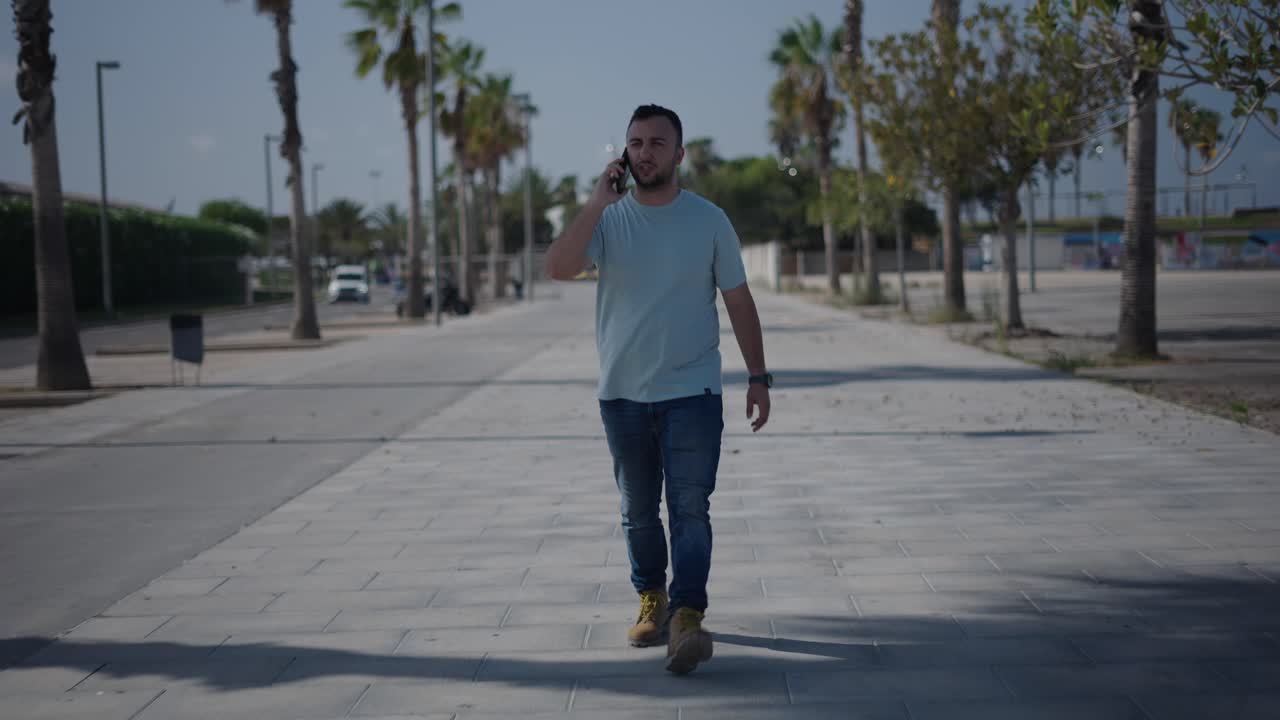 hombre caminando por una calle de la ciudad