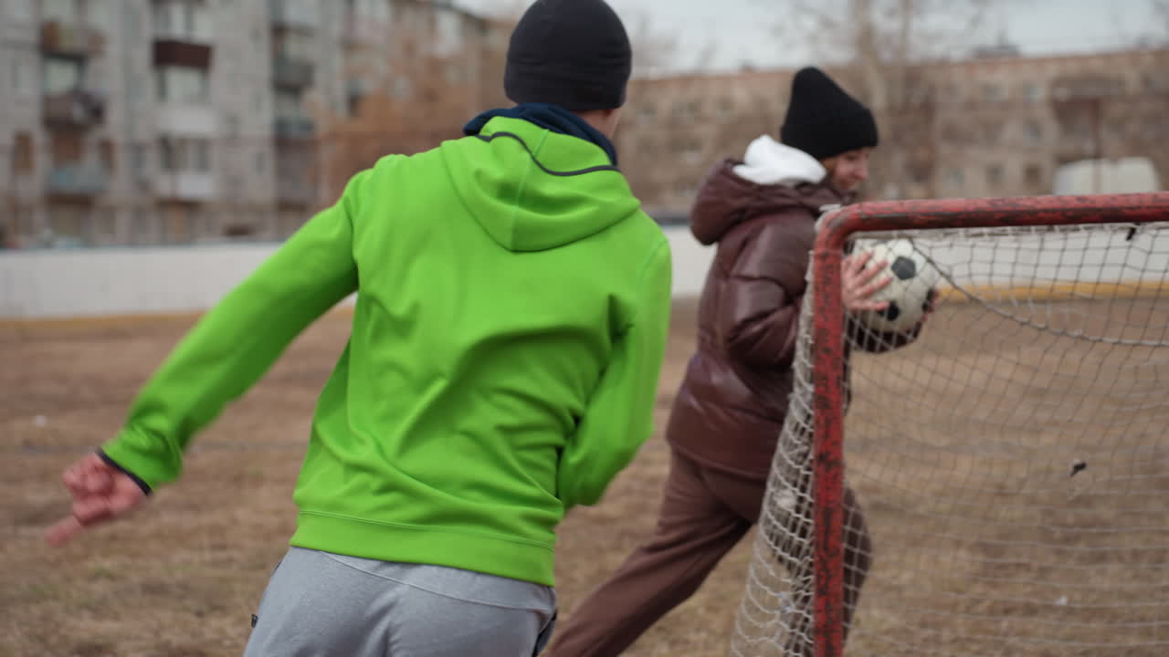 Una mujer defiende la portería durante una sesión de hockey en la ciudad; dos jugadores participan en un entrenamiento competitivo de hockey en un entorno urbano; una mujer y un hombre se entrenan para realizar paradas de hockey en una pequeña pista urbana al aire libre.