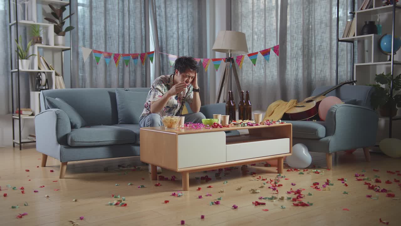 hombre sintiéndose molesto después de una fiesta