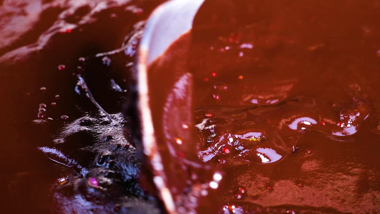 mezclando chocolate con pedazos de caramelo vibrantes