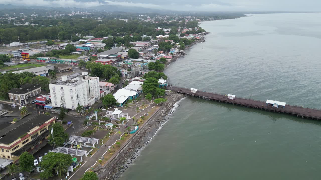 Vista aerea del lungomare, degli hotel e del molo di La Ceiba, Honduras, turismo caraibico, sviluppo urbano