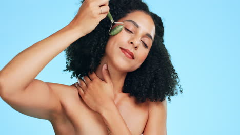 belleza, masaje y rodillo de jade con mujer