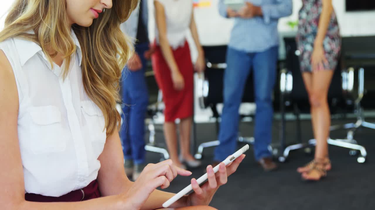 ejecutivo usando tableta digital en la oficina 4k