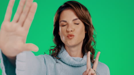 signo de paz, selfie y loco con la mujer en el estudio