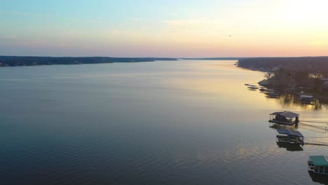 Pájaro-Volando-A-Través-De-Las-Tranquilas-Aguas-Del-Gran-Lago-De-Los-Cherokees-En-Oklahoma-Al-Atardecer---Toma-Aérea-De-Drones