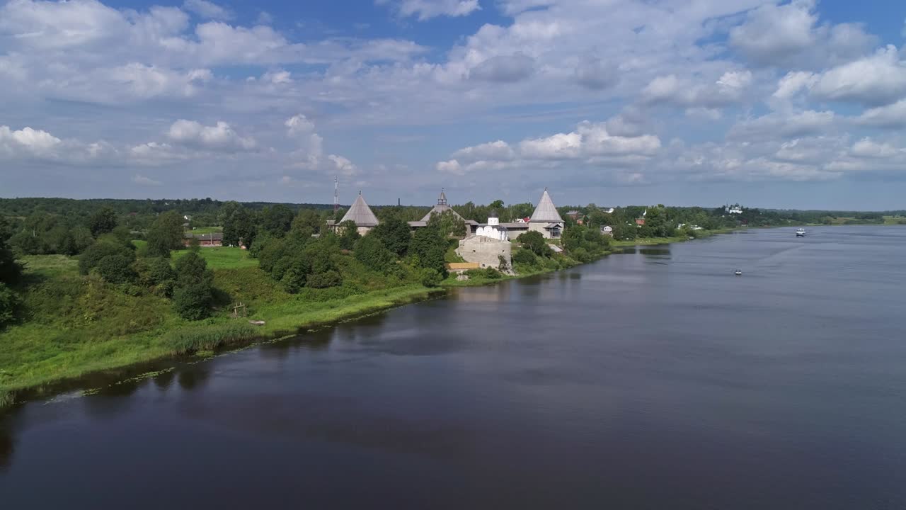 볼호프에 있는 스타라야 라도가 요새 위를 날아다다.