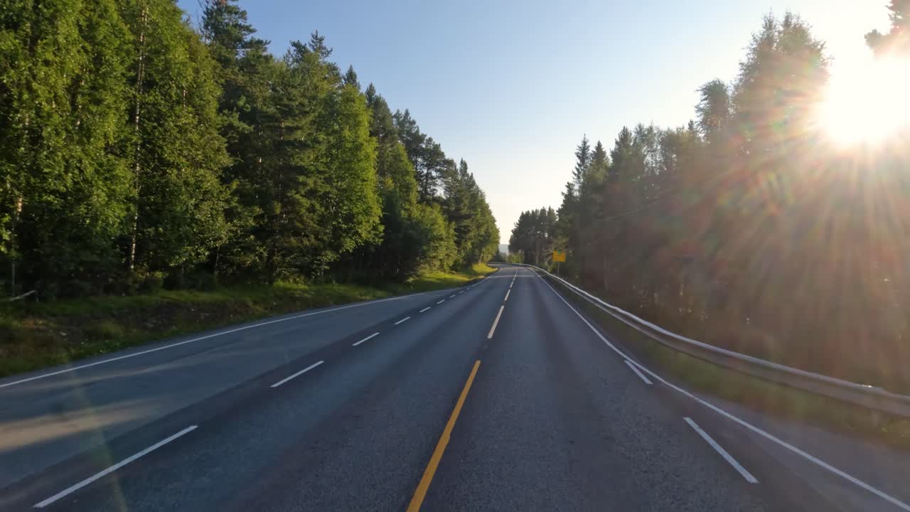 Punto di vista dal veicolo. Guidare un'auto su una strada in Norvegia