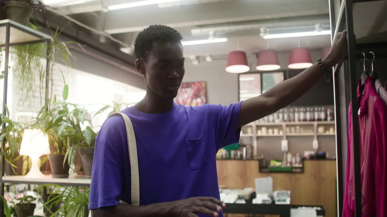 dos amigos en una tienda