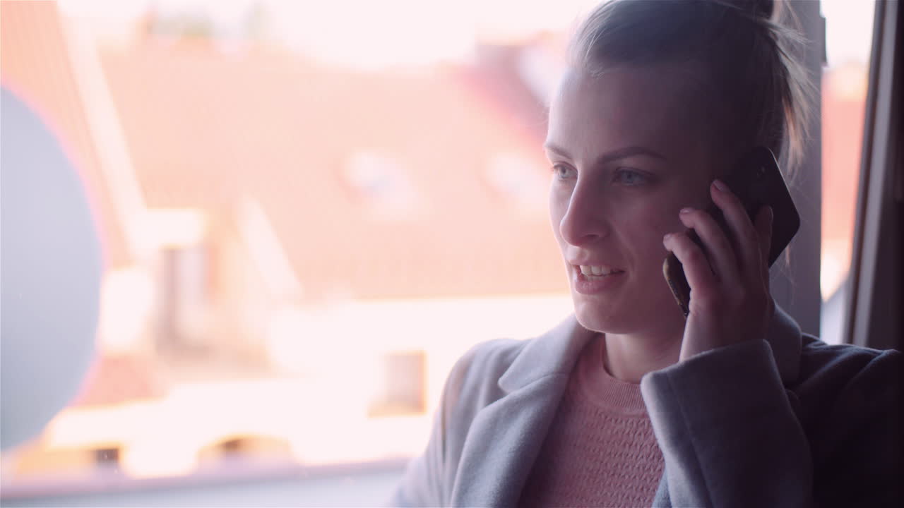 mujer hablando por teléfono móvil con un amigo durante la pandemia covid 19 coronavirus 2